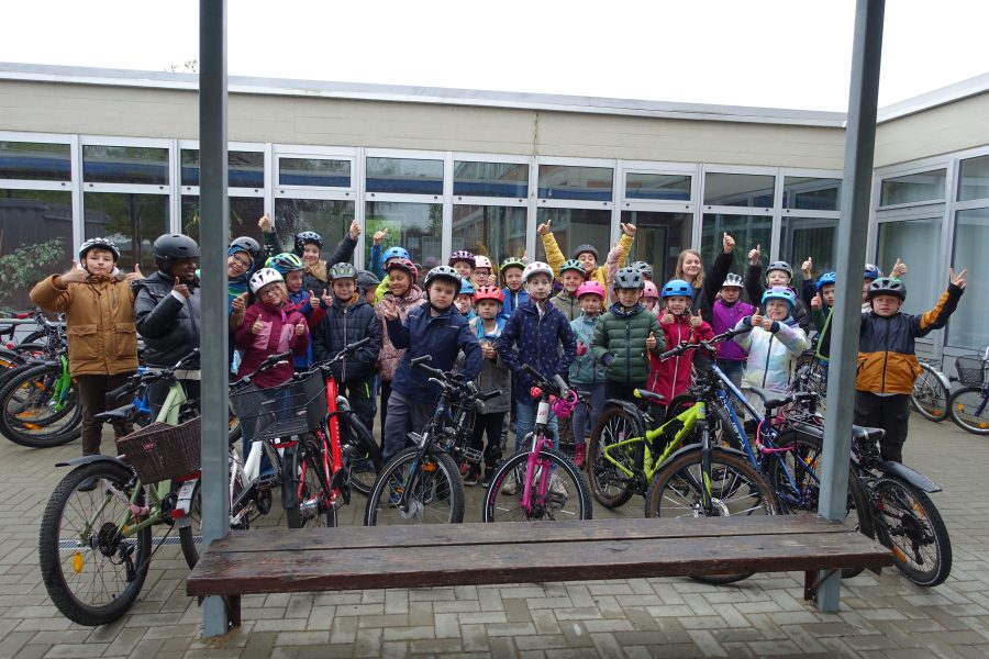Sicher im Sattel: Unsere Drittklässler hatten Fahrradprüfung